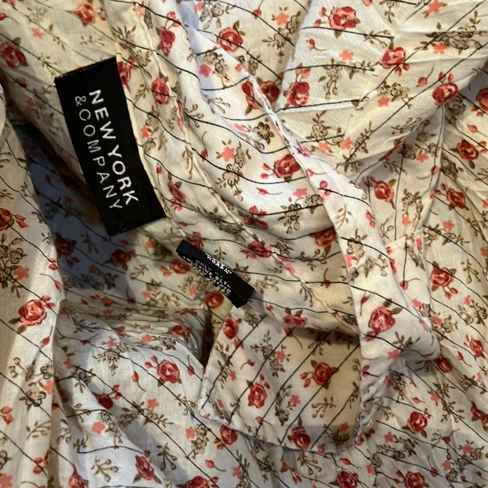 New York & company rose print blouse size M valentines Retro Romantic Vibe